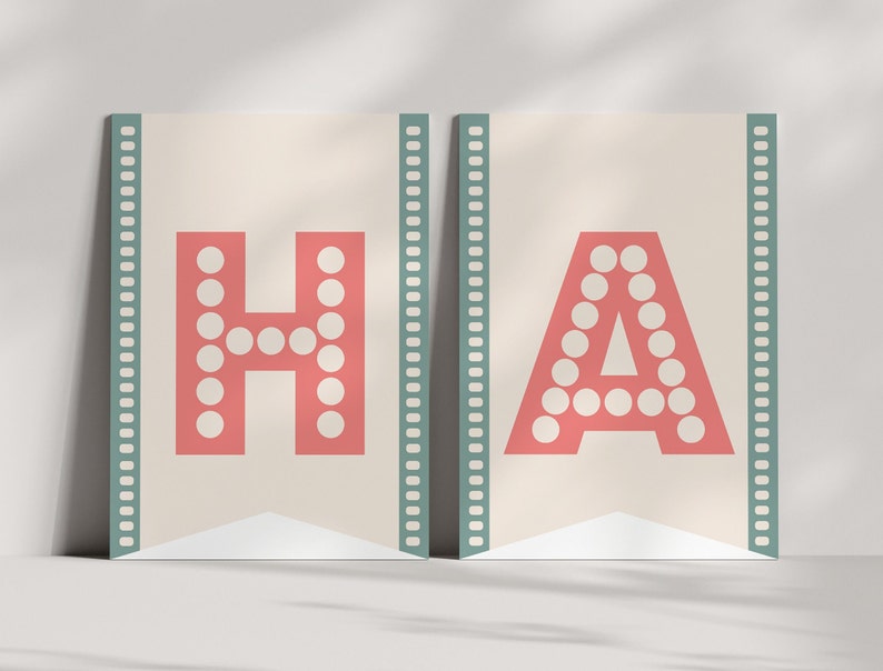 Peut inclure: Une banni&egrave;re avec les lettres "HA" en rouge avec des pois blancs. Les lettres sont sur un fond cr&egrave;me avec une bordure de pellicule verte.
