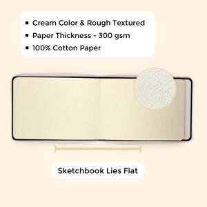 Peut inclure: Un carnet de croquis noir avec du papier de couleur cr&egrave;me, textur&eacute;, 300 g/m&sup2;, 100 % coton. Le carnet de croquis est plat.