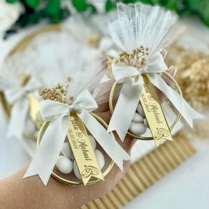 Lembrancinhas de casamento personalizadas com amêndoas: recordações elegantes para a celebração.