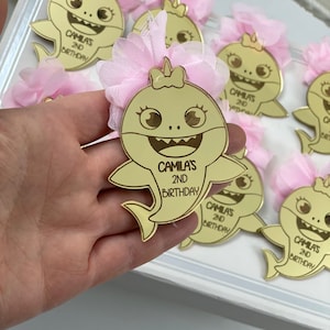 Verjaardagscadeau babyhaai meisje, magneet babyhaai, decoratie babyhaai, eerste verjaardag concept babyhaai, verjaardagsuitnodiging babyhaai