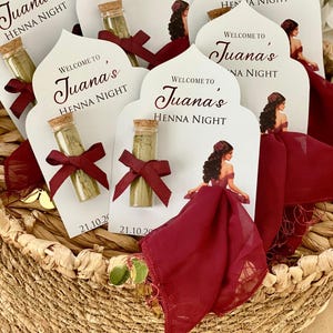 Lembrancinha de casamento com henna bordô, tubo de vidro personalizado com lenço Halay, presente para noite de henna turca