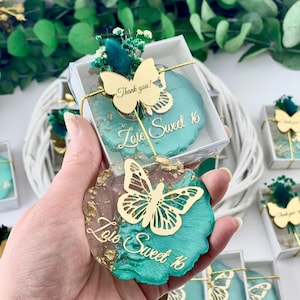 Lembrancinha de Quinceañera – Ímã de borboleta verde em resina epóxi, em elegante caixa.