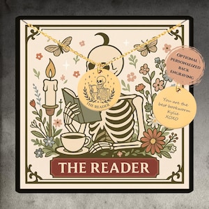 De lezer tarotkaart schijfketting, gepersonaliseerde gouden skeletketting, boekenwurmketting, handgemaakte ketting boekenliefhebber, cadeau boekenliefhebber