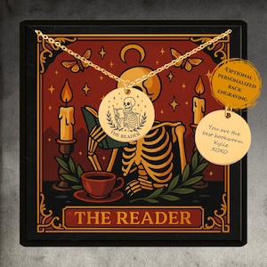 De lezer tarotkaart schijf ketting, aangepaste gouden skelet ketting, sierlijke boekenwurm ketting, handgemaakte boekenliefhebber ketting, boekenliefhebber cadeau