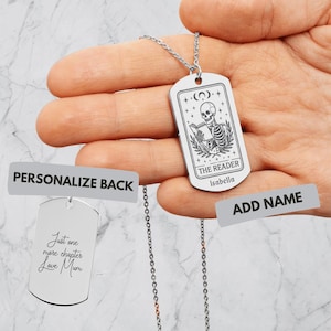 Die Leser Tarot Karte Name Halskette, Personalisierte Silber Skelett Halskette, Bücherwurm Halskette, Handgemachte Halskette für Buchliebhaber, Geschenk für Buchliebhaber