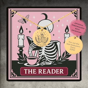 The Reader tarotkaart schijf ketting, sierlijke boekenwurm ketting, aangepaste 18k skelet ketting, handgemaakte boekenliefhebber ketting, boekenliefhebber cadeau