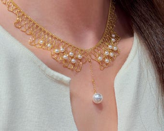 Collana con scollo a V in argento 925 placcato oro, perle Swarovski e perle di pizzo.