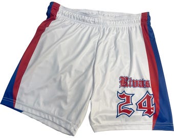 Pantaloncini da basket con stampa gotica bianca, rossa e blu: divisa della squadra in stile Old English, con nome e numero.