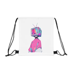Może przedstawiać: Biała torba ze sznurkiem do ściągania z kolorową ilustracją osoby z telewizorem jako głową. Ekran telewizora przedstawia kolorowy abstrakcyjny wzór.