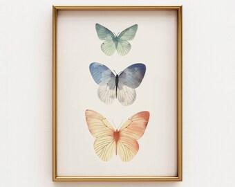 Peut inclure: Une impression encadrée représentant trois papillons aquarelle disposés verticalement. Les papillons sont dans des tons de bleu, vert et orange. L'impression est intitulée "CAT TREE PRINTS Boutique".