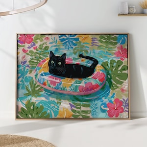 Può includere: Stampa artistica incorniciata raffigurante un gatto nero che si rilassa in un salvagente floreale in una piscina. L'opera presenta una vivace scena tropicale con fiori e fogliame colorati. L'acqua è azzurra, creando un'atmosfera estiva e giocosa.