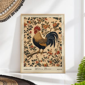 以下が含まれることがあります： 花柄の背景に、枝に立っている雄鶏を描いたヴィンテージスタイルのプリント。プリントには「ウィリアム・モリス」というタイトルと、「Exhibition 1763」と「Rooster」というテキストが記載されています。