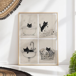 Puede incluir: Una impresión artística enmarcada con cuatro paneles que muestran un gato negro en varias situaciones. El gato se representa en una bañera, jugando con papel higiénico, en un lavabo y en una cesta de la ropa. La obra de arte es en blanco y negro.