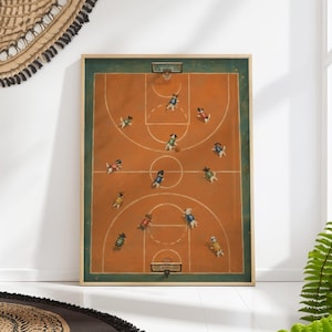 Könnte beinhalten: Gerahmtes Kunstwerk mit einem Basketballfeld mit Hunden in Trikots. Das Feld ist orange mit weißen Linien und grünen Rändern. Die Hunde tragen verschiedenfarbige Trikots. Das Kunstwerk befindet sich in einem Holzrahmen.