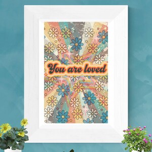 Póster de ánimo You Are Loved (3 tamaños) en un diseño retro de los años 70 y 80, trippy, hippie
