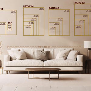 Puede incluir: Una sala de estar con un sof&aacute; crema, una mesa de centro redonda de madera y una mesa auxiliar con una l&aacute;mpara. La pared muestra marcos rectangulares con dimensiones en pulgadas y cm, mostrando diferentes relaciones de aspecto para obras de arte.