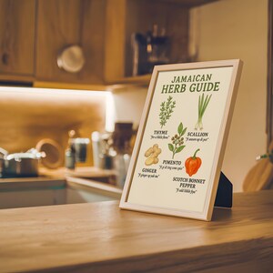 Puede incluir: Un p&oacute;ster enmarcado titulado "Gu&iacute;a de hierbas jamaicanas" que muestra ilustraciones de tomillo, cebolleta, jengibre, pimiento y pimiento Scotch Bonnet. El p&oacute;ster est&aacute; sobre una superficie de madera en una cocina.