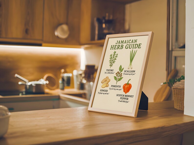 Puede incluir: Un p&oacute;ster enmarcado titulado "Gu&iacute;a de hierbas jamaicanas" que muestra ilustraciones de tomillo, cebolleta, jengibre, pimiento y pimiento Scotch Bonnet. El p&oacute;ster est&aacute; sobre una superficie de madera en una cocina.