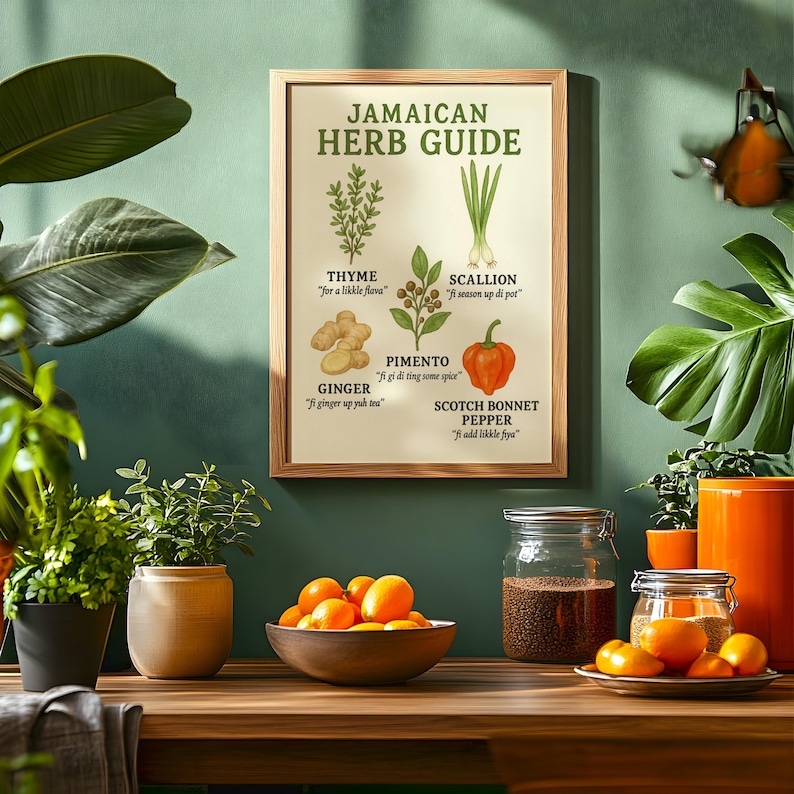 Puede incluir: Un p&oacute;ster enmarcado "Gu&iacute;a de hierbas jamaicana" con ilustraciones de tomillo, cebolleta, jengibre, pimiento y chile scotch bonnet. El p&oacute;ster est&aacute; sobre una mesa de madera con naranjas y tarros.