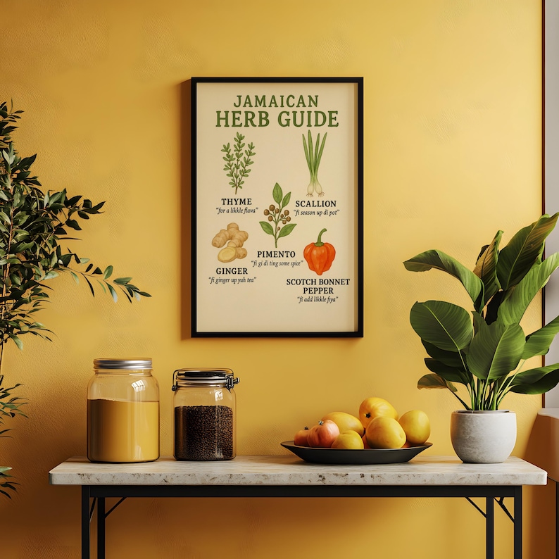 Puede incluir: Un p&oacute;ster enmarcado "Gu&iacute;a de hierbas jamaicanas" con ilustraciones de tomillo, cebolleta, jengibre, pimiento y chile scotch bonnet. El p&oacute;ster se muestra encima de una mesa con frascos, fruta y una planta en maceta.