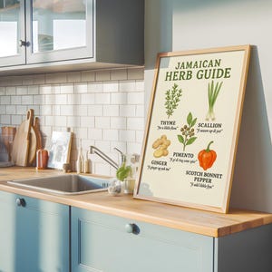 Puede incluir: Un p&oacute;ster enmarcado "Gu&iacute;a de hierbas jamaicanas" con ilustraciones de tomillo, cebolleta, jengibre, pimiento y chile scotch bonnet. El p&oacute;ster est&aacute; sobre una encimera de cocina con un fregadero y armarios.