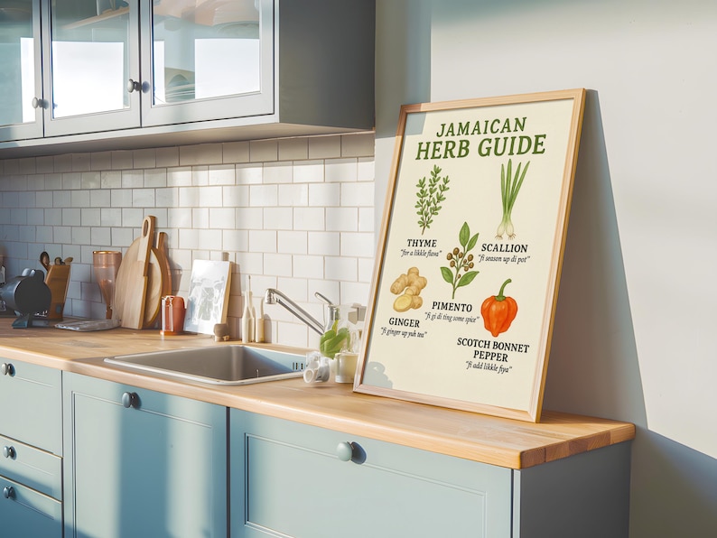 Puede incluir: Un p&oacute;ster enmarcado "Gu&iacute;a de hierbas jamaicanas" con ilustraciones de tomillo, cebolleta, jengibre, pimiento y chile scotch bonnet. El p&oacute;ster est&aacute; sobre una encimera de cocina con un fregadero y armarios.