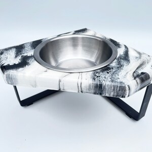 Corner top dog bowl