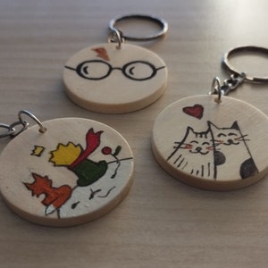 Set da tre portachiavi in legno disegnati a mano o con incisione laser - casuali o con disegni a scelta