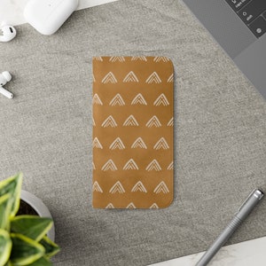 Funda tipo cartera de piel sintética color canela con diseño bohemio para iPhone: protección elegante y funcional.