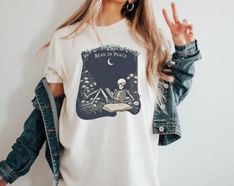 Camiseta "Leer en paz" con colores cómodos, camiseta "Libro de esqueleto", camiseta de lectura, camiseta de Halloween para amantes de los libros, camiseta de Halloween