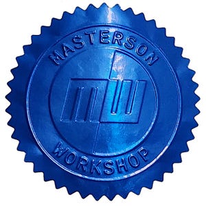 以下が含まれることがあります： 青色の光沢のあるシール。縁はギザギザで、円周に「MASTERSON WORKSHOP」の文字、中央に「MW」のロゴがデザインされています。エンボス加工で立体感を出しています。