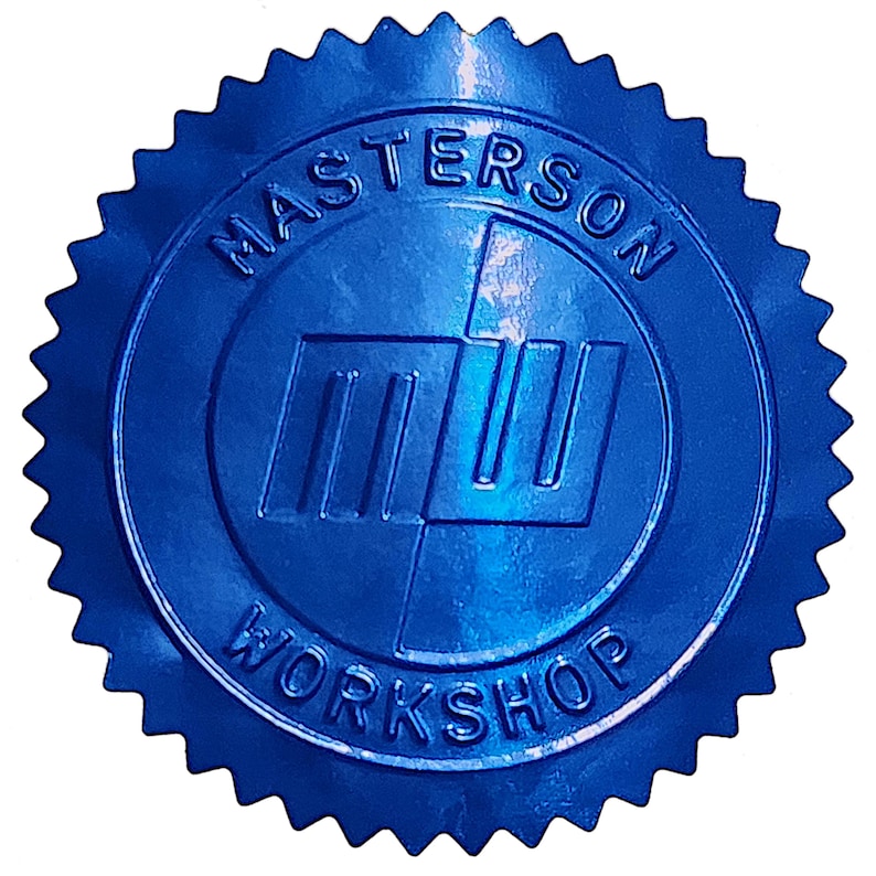 以下が含まれることがあります： 青色の光沢のあるシール。縁はギザギザで、円周に「MASTERSON WORKSHOP」の文字、中央に「MW」のロゴがデザインされています。エンボス加工で立体感を出しています。