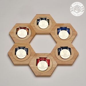 Moldura porta-medalha hexagonal premium - Favo de mel de madeira - Suporte de exibição para medalhas esportivas, corrida, natação...