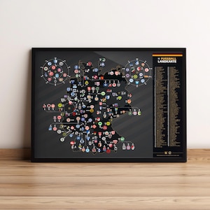 Puede incluir: Póster enmarcado que presenta un mapa de Alemania, adornado con numerosos logotipos de equipos de fútbol. El fondo gris oscuro tiene rayas diagonales. El póster incluye el texto "Fussball Landkarte" y una lista de nombres de equipos.