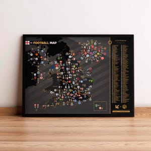 Puede incluir: Un mapa enmarcado en negro y dorado titulado "The Football Map" con numerosos logotipos de equipos de fútbol en el Reino Unido. El mapa incluye la bandera inglesa y la palabra "LEYENDA".