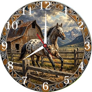 Puede incluir: Reloj de pared redondo con un caballo manchado corriendo junto a una valla y un granero de madera. La esfera del reloj tiene números blancos grandes y manecillas rojas. El reloj tiene un borde decorativo con un diseño marrón y dorado. El fondo muestra montañas y un cielo nublado.
