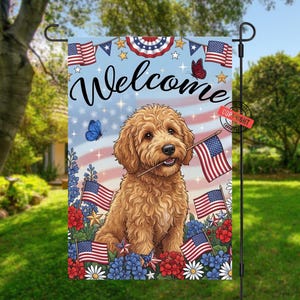 Pode incluir: Bandeira de jardim com um cão golden doodle segurando uma bandeira americana. A bandeira tem um tema patriótico com a palavra "Welcome", borboletas, estrelas e detalhes florais vermelhos, brancos e azuis.