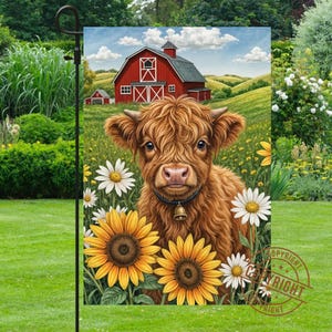 Könnte beinhalten: Eine Gartenflagge mit einer braunen Highland-Kuh mit Glocke, umgeben von Sonnenblumen und Gänseblümchen. Eine rote Scheune und grüne Hügel im Hintergrund unter blauem Himmel. Die Flagge wird auf einem schwarzen Metallständer präsentiert.