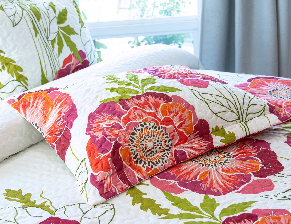 Oversized Pink Floral Design Quilt Set Shams Included Lightweight