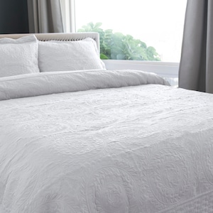 Embroidered Oversized Scalloped Edge Quilt Set || Solid Color Design || Light Hypoallergenic Material