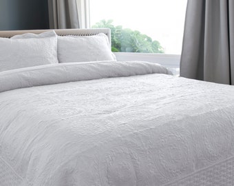 Embroidered Oversized Scalloped Edge Quilt Set || Solid Color Design || Light Hypoallergenic Material