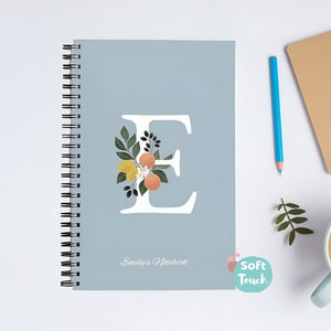 Libreta A5 personalizada con inicial azul/Libro de bolsillo/Diario/Papelería/Bonito/Espiral/Papel rayado/Regalo para ella/Tapa blanda/Nombre personalizado/Floral