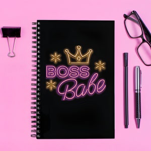Boss Babe A5 Notebook / Copertina flessibile / Diario / Soft touch / Scuola / Donna Boss / Regalo / Rilegatura a spirale / Empowerment femminile / Neon / Spirale / Femminista