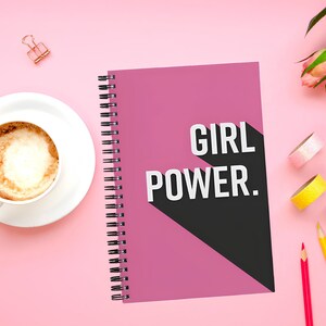 Quaderno Girl Power A5 / Copertina flessibile / Diario / Scuola / Adolescenti / Regalo per lei / Rilegatura a spirale / Donne / Capo donna / Spirale / Femminista / Rosa / Giallo