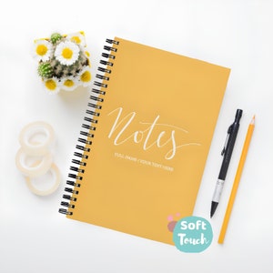 Quaderno A5 personalizzato con nome / Copertina flessibile / Regali per lei / / Diario / Morbido al tatto / Regalo / Il tuo testo qui / Note / Personalizzato / Senape / Spirale