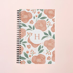 Quaderno A5 personalizzato con iniziale/ Copertina flessibile/ Diario/ Spirale/ Fiori/ Insegnante/ Regalo/ Morbido al tatto/ Personalizzato/ Floreale/ Rosa/ Carino/ Grazie