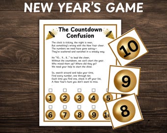 Könnte beinhalten: Ein Neujahrsspiel mit dem Text "NEW YEAR'S GAME" oben. Das Spiel enthält ein Gedicht mit dem Titel "The Countdown Confusion" und nummerierte Karten von 1 bis 10. Das Spiel befindet sich auf einem Holzgrund.