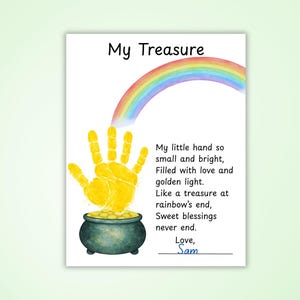 Op de afbeelding: Een witte print met de woorden "My Treasure" boven een regenboog en een gele handafdruk. De handafdruk staat boven een pot met goud. De print bevat een gedicht en de naam "Sam".