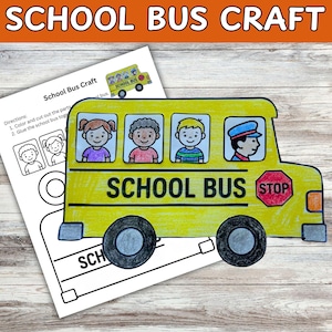 Op de afbeelding: Een gele schoolbusknutsel met de woorden "SCHOOL BUS" en "STOP" erop. De bus heeft vier ramen met kinderen erin. Een bedrukt vel met instructies en een busomtrek ligt naast de bus.