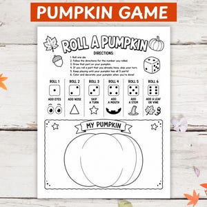 Puede incluir: Una hoja de actividades imprimible en blanco y negro titulada Roll A Pumpkin. La página incluye instrucciones, resultados de dados con partes de calabaza correspondientes como ojos, nariz y tallo, y un gran contorno de calabaza vacío etiquetado My Pumpkin.